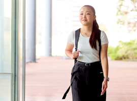 私服の女性が通勤する写真